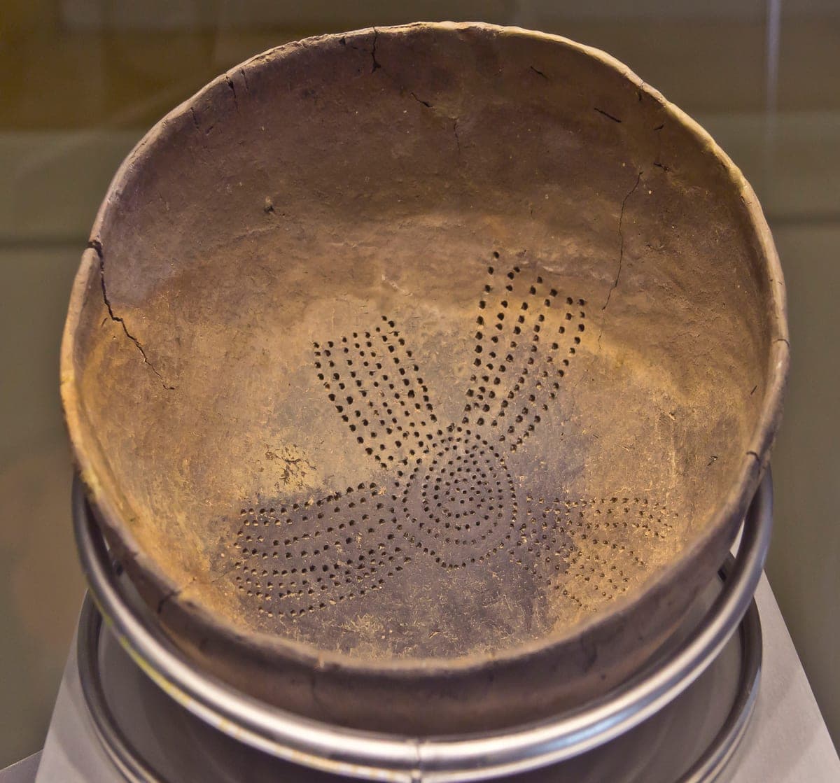 Cuenco de cerámica guanche con decoración procedente de Las Cañadas (La Orotava), Museo de la Naturaleza y el Hombre, Tenerife