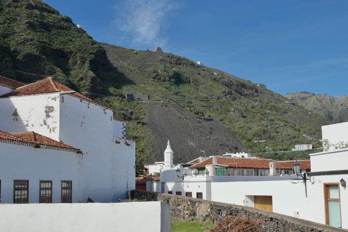 Garachico (Tenerife), reconstruido sobre el delta de lava formado por la erupción de 1706.