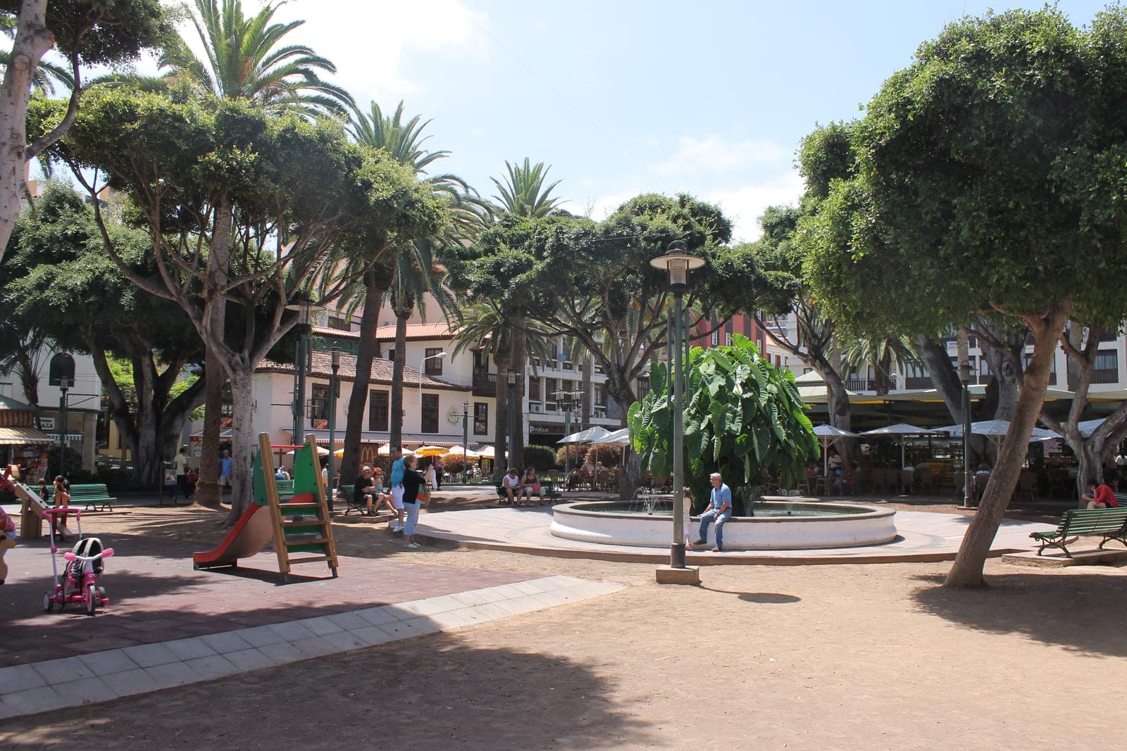 Shopping area in the center of Puerto de la Cruz (Plaza del Charco and Calle Quintana)