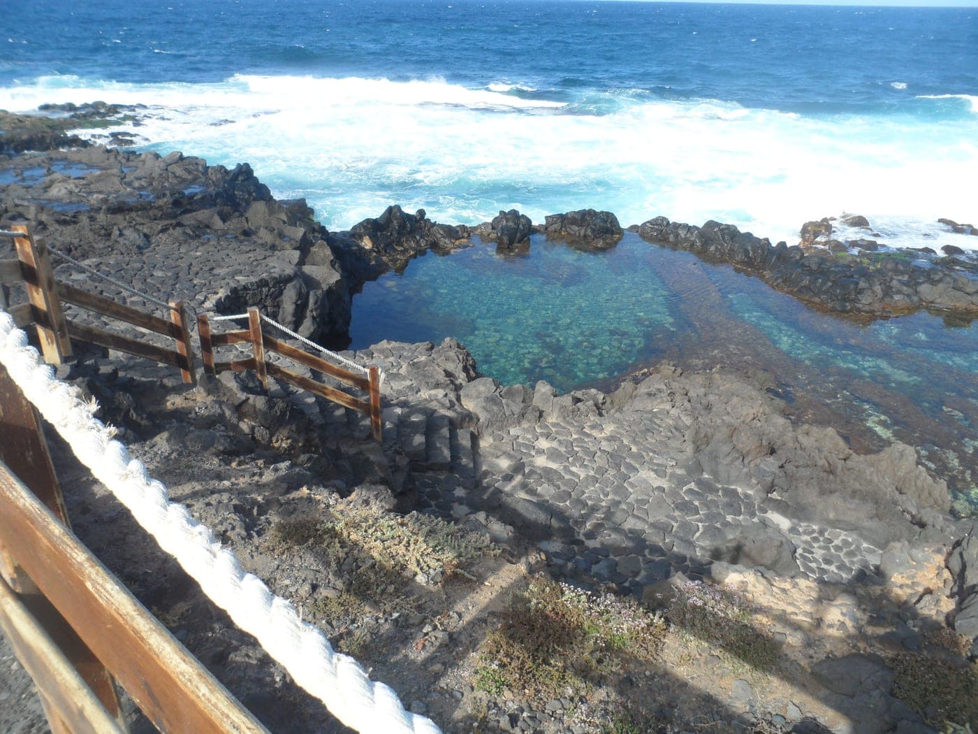 Costa y charcos naturales